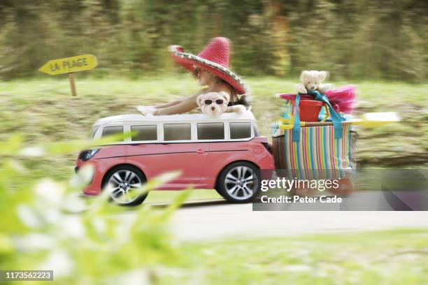 child going on holiday in toy car - for sale frase en inglés fotografías e imágenes de stock