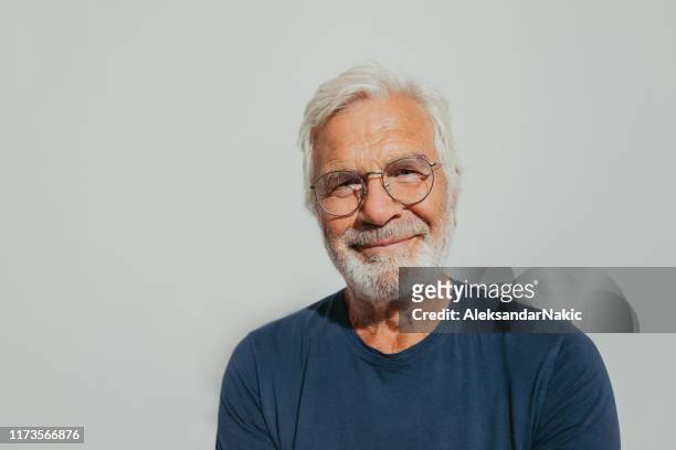 ritratto di un uomo anziano sorridente - old man portrait foto e immagini stock