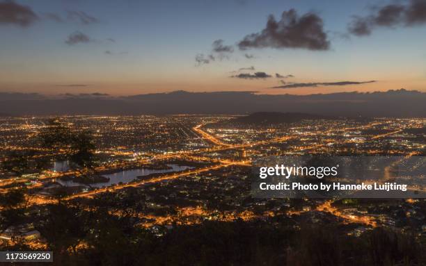 townsville by night - townsville fotografías e imágenes de stock