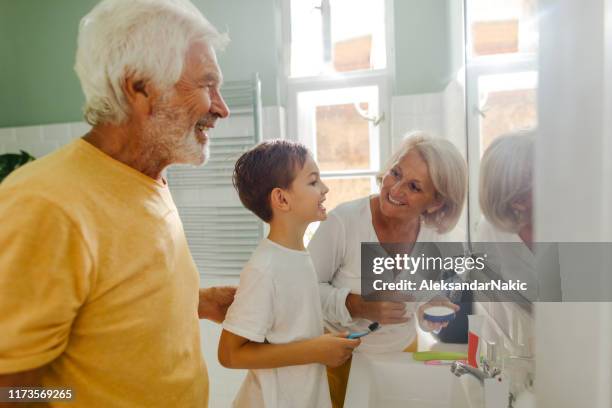 brushing teeth properly - brushing teeth mirror stock pictures, royalty-free photos & images