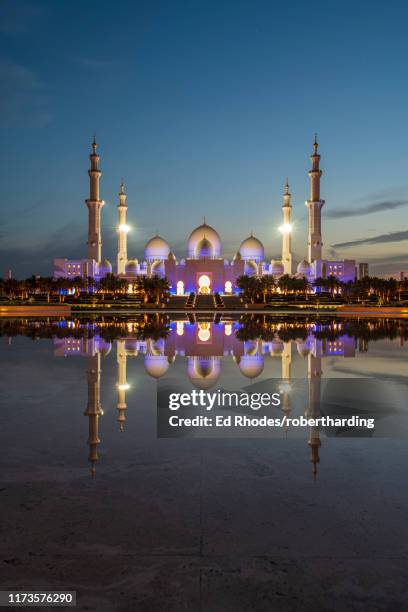 the sheikh zayed grand mosque at night reflected, abu dhabi, united arab emirates, middle east - sheikh zayed mosque stock pictures, royalty-free photos & images