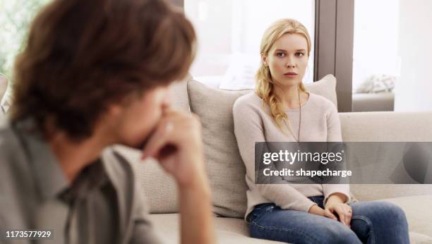 er is geen teruggaan als het vertrouwen is verbroken - cheating wife stockfoto's en -beelden