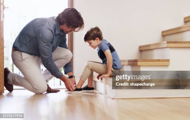 wir sind geschnürt und bereit zu gehen - boy tying shoes stock-fotos und bilder