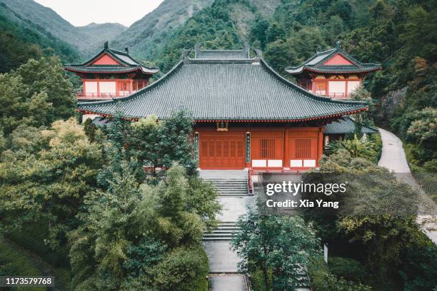 ancient temple in lishui, china - zhejiang provincie stockfoto's en -beelden