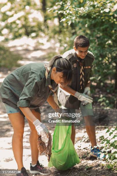 童子軍清潔當地森林 - boy scout camp 個照片及圖片檔