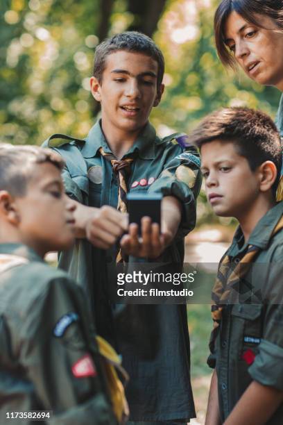 15 jaar oude jongen scout onderwijs jongens en meisjes hoe kompas te gebruiken - scouts stockfoto's en -beelden