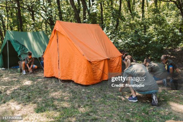 一群童子軍搭建帳篷 - boy scout camp 個照片及圖片檔