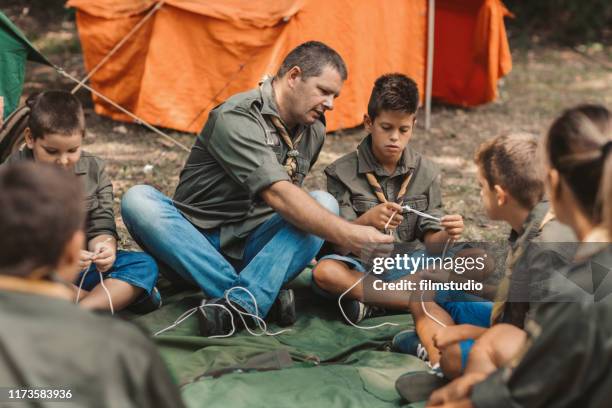 scouts leren om de knoop te binden - scouts stockfoto's en -beelden