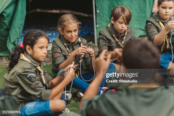 pfadfinder lernen, den knoten zu knüpfen - girl scout stock-fotos und bilder