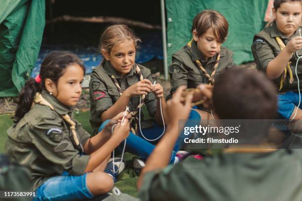 scouts aprenden a atar el nudo - guía scout fotografías e imágenes de stock