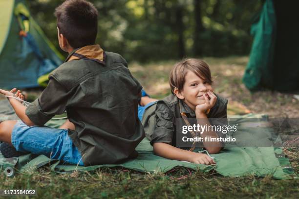 帳篷前的童子軍 - boy scout camp 個照片及圖片檔