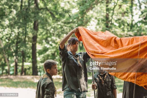 scouts building tent - boy scout camp stockfoto's en -beelden