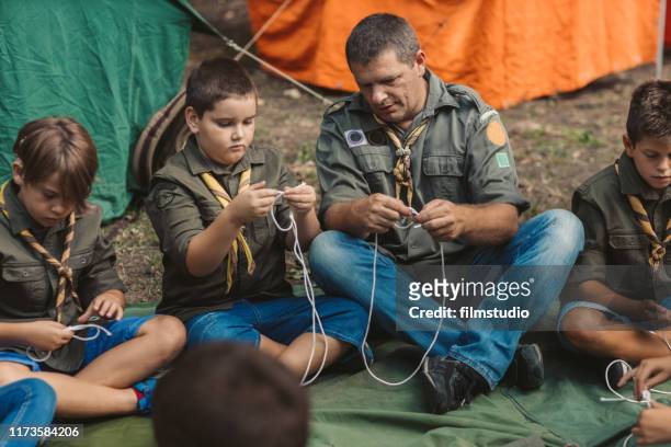 scouts aprenden a atar el nudo - scouts camping fotografías e imágenes de stock