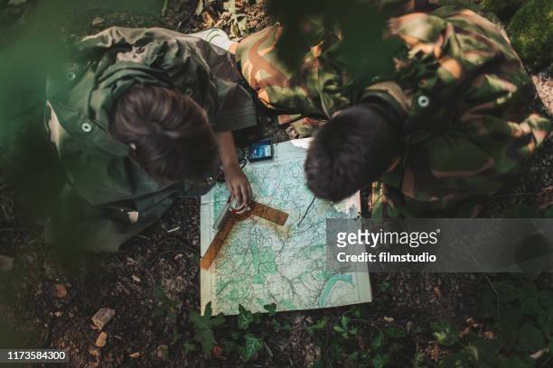 童子軍看地圖 - boy scout camp 個照片及圖片檔