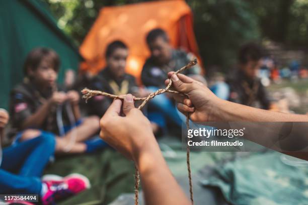 童子軍學會綁結 - boy scout camp 個照片及圖片檔