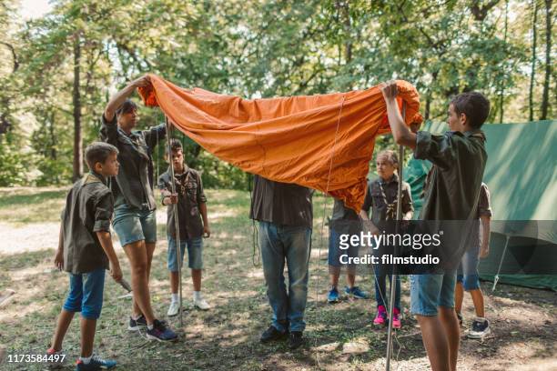 scouts building tent - boy scout camp stockfoto's en -beelden