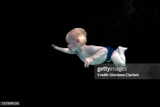 learn to swim in childhood - babyschwimmen stock-fotos und bilder