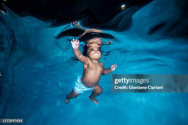 learn to swim in childhood - baby swimmer stock-fotos und bilder