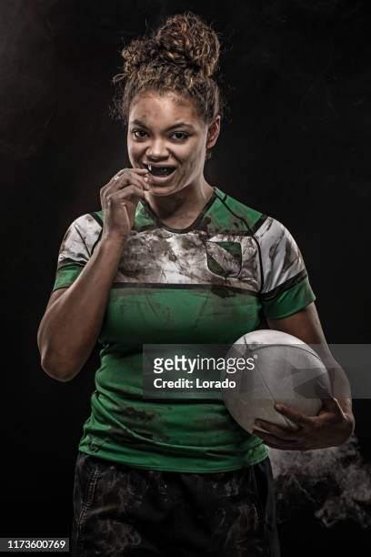 een vuile vrouwelijke rugby speler - rugby union competition stockfoto's en -beelden