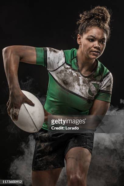 een vuile vrouwelijke rugby speler - rugby league stockfoto's en -beelden