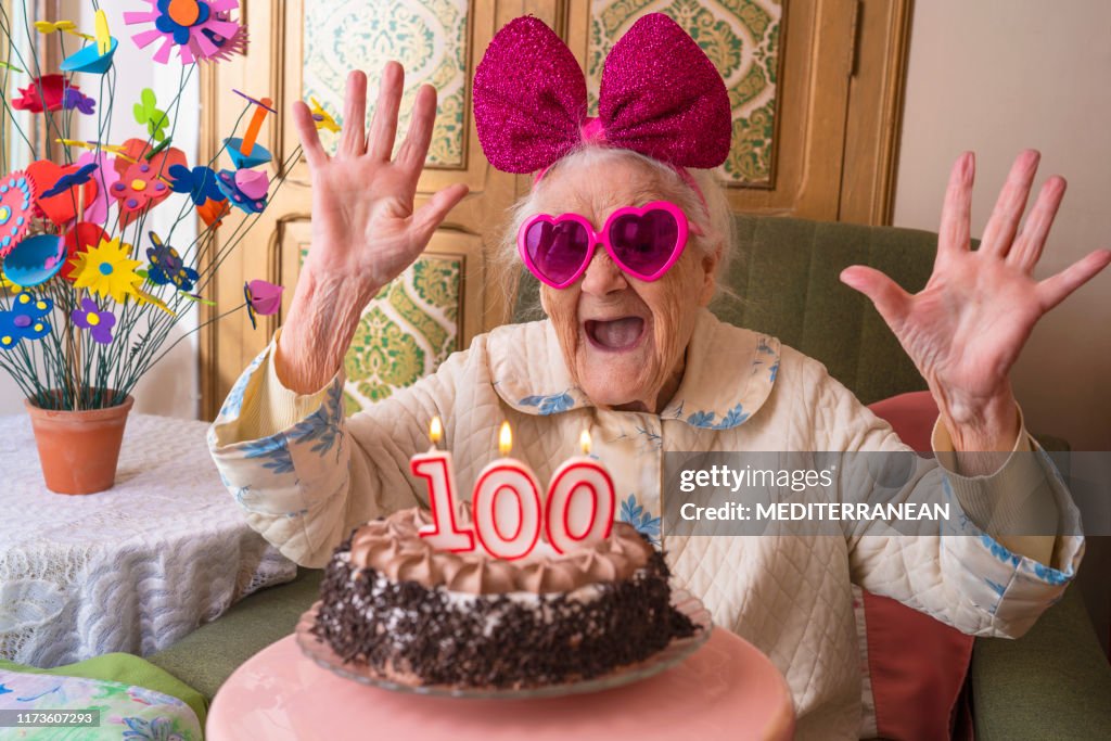 100 Jahre alte Geburtstagstorte für alte Frau