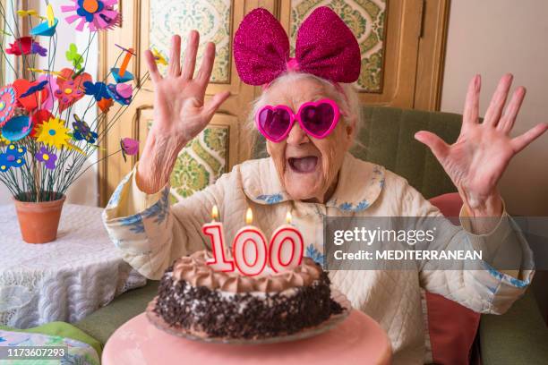 torta di compleanno di 100 anni a una vecchia - cake party foto e immagini stock