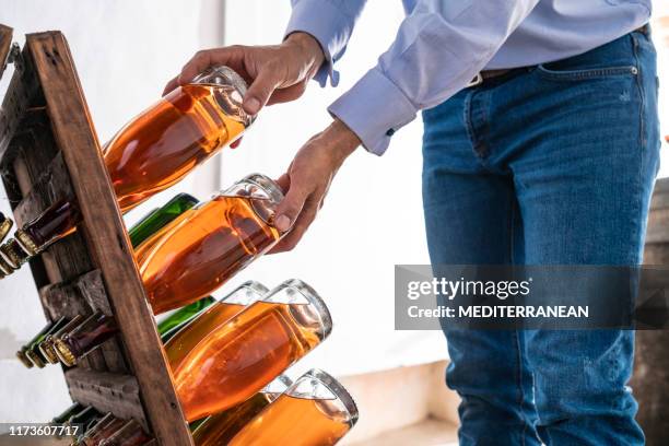 winzer verdrehen rose weinflaschen - sediment stock-fotos und bilder