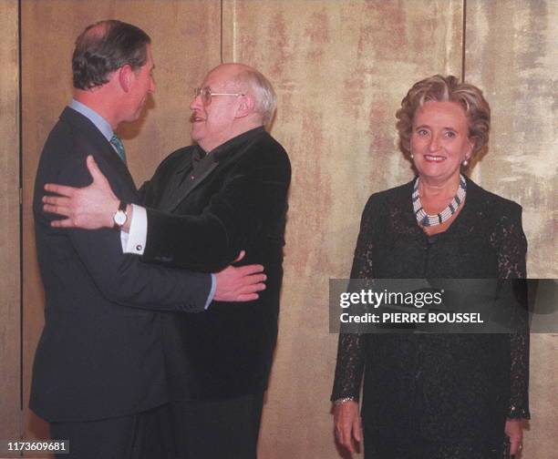 Le Prince Charles d'Angleterre plaisante avec le musicien suisse d'origine russe Mstislav Rostropovitch , qui l'accueillait au côté de Bernadette...