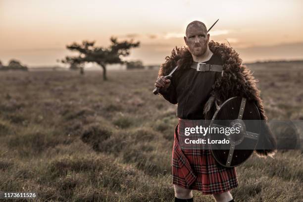 guerrero con un kilt - scottish culture fotografías e imágenes de stock