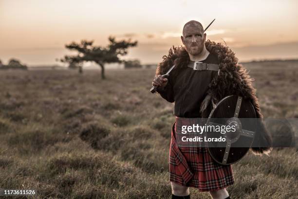 krigare klädd i en kilt - kilt bildbanksfoton och bilder