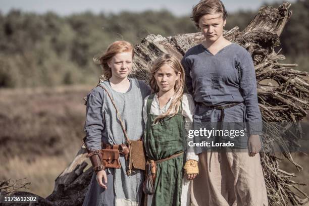 viking vrouwelijke kinderen in de hooglanden - viking stockfoto's en -beelden