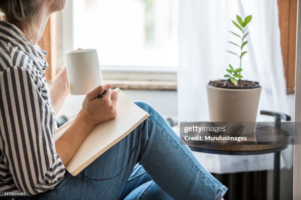 Una joven tomando un descanso de la tecnología