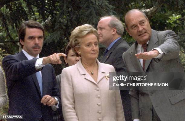 Le président français Jacques Chirac et le chef du gouvernement espagnol, Jose Maria Aznar , s'entretiennent avec Bernadette Chirac, en présence du...
