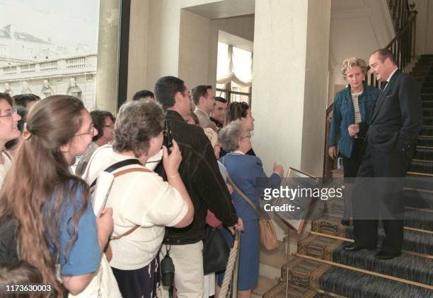 Le président Jacques Chirac et son épouse Bernadette descendent du 1er étage où se trouve le bureau présidentiel, le 20 septembre au palais de...