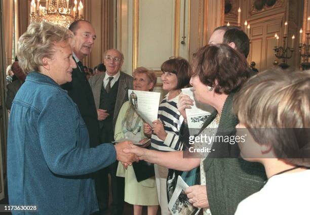Le président Jacques Chirac et son épouse Bernadette accueillent les visiteurs, le 20 septembre au palais de l'Elysée à Paris, à l'occasion de la 15e...