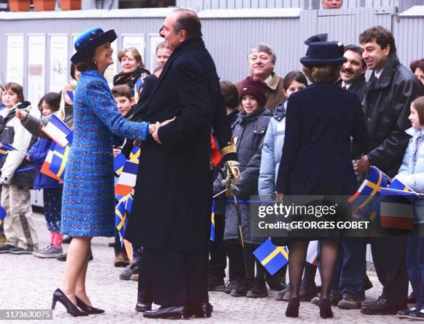 Le président Jacques Chirac s'excuse auprès de la reine Silvia de Suède, après l'avoir légèrement bousculée, lors d'un petit bain de foule au Palais...