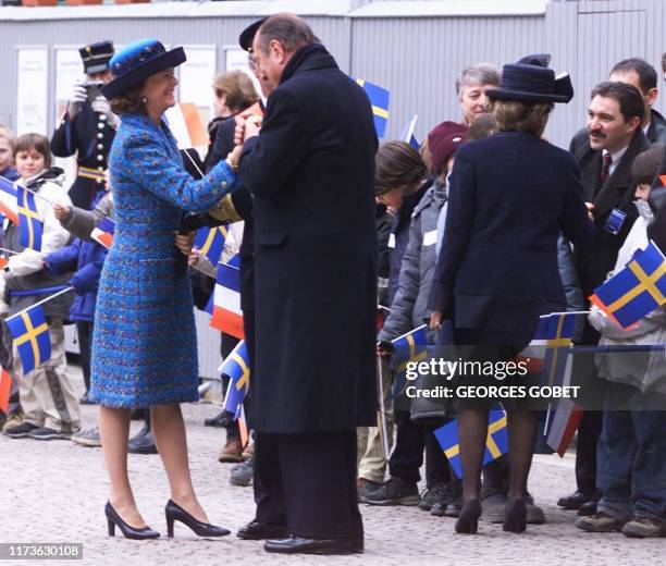 Le président Jacques Chirac s'excuse auprès de la reine Silvia de Suède qu'il vient de légèrement bousculer, lors d'un petit bain de foule au Palais...