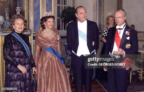 Carl XVI Gustaf de Suède, le président Jacques Chirac, la reine Silvia et Bernadette Chirac arrivent le 10 avril 2000 dans la salle d'Honneur du...