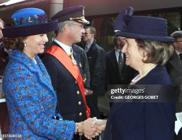 L'épouse du président Jacques Chirac, Bernadette , est accueillie, le 10 avril 2000 à la gare centrale de Stockholm, par le roi Carl XVI Gustaf et la...