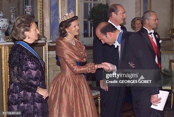 Pierre Moscovici, ministre délégué, chargé des Affaires européennes, salue la reine Silvia de Suède, entourée par le président Jacques Chirac et son...