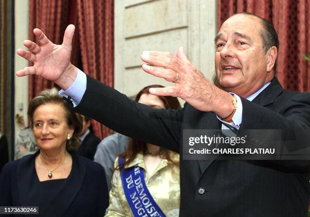 Le président de la République Jacques Chirac et son épouse Bernadette accueillent, le 1er mai 2000 au Palais de l'Elysée à Paris, des professionnels...