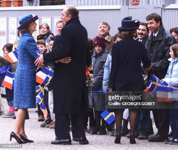 Le président Jacques Chirac s'excuse auprès de la reine Silvia de Suède, après l'avoir légèrement bousculée, lors d'un petit bain de foule au Palais...