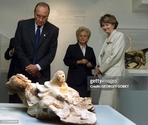 Le président Jacques Chirac accompagné de son épouse Bernadette et de Lucienne Robillard , ministre de l'Industrie du Canada, écoute, le 02 septembre...