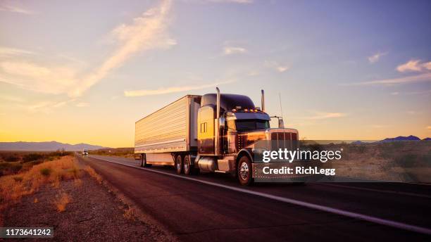 lange afstanden halve vrachtwagen op een landelijke westelijke vs interstate highway - convoy stockfoto's en -beelden