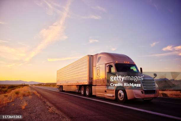 long haul semi truck auf einem rural western usa interstate highway - 2019 truck stock-fotos und bilder