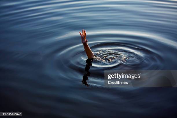 drowning person - ahogarse fotografías e imágenes de stock