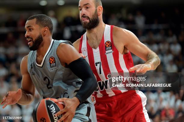 Lyon-Villeurbanne's US guard Jordan Taylor vies with Olympiacos' Greek guard Vassilis Spanoulis during the Euroleague basketball match between LDLC...