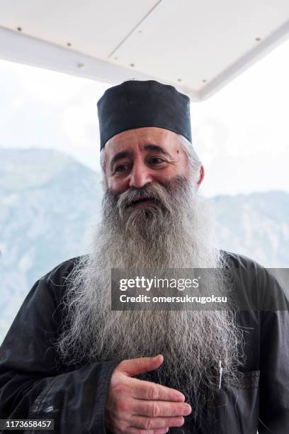 portrait du prêtre en république monastique du mont athos. - orthodox photos et images de collection