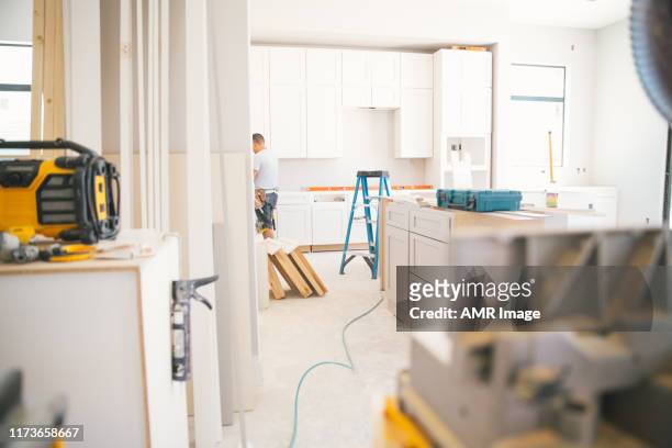 einbau einer küche - new build house stock-fotos und bilder