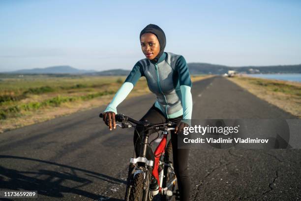 motociclista fêmea na estrada - muslim woman beach - fotografias e filmes do acervo